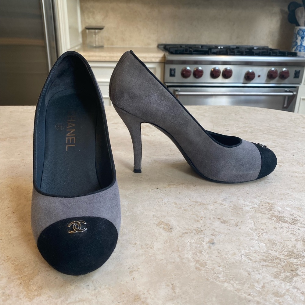 CHANEL Two-Tone Gray and Black Heels - Picture 3 of 6